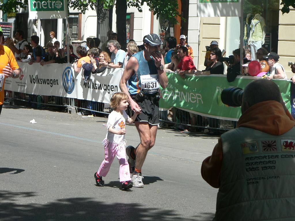 Maraton 08 108.jpg - dítě s taťkou